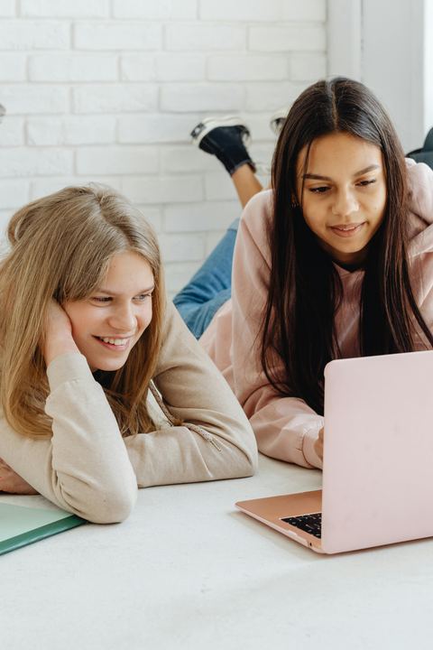 Leerlingen die samen economie studeren op een laptop