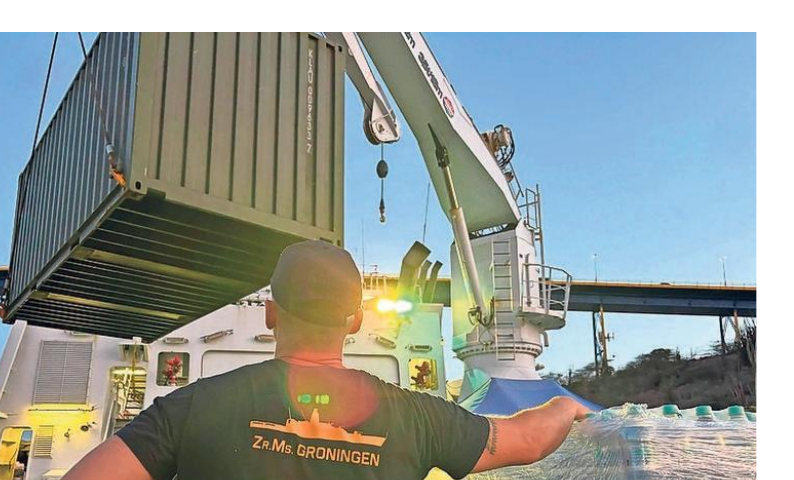 Hulpgoederen worden aan boord van de Zr.Ms. Groningen gebracht